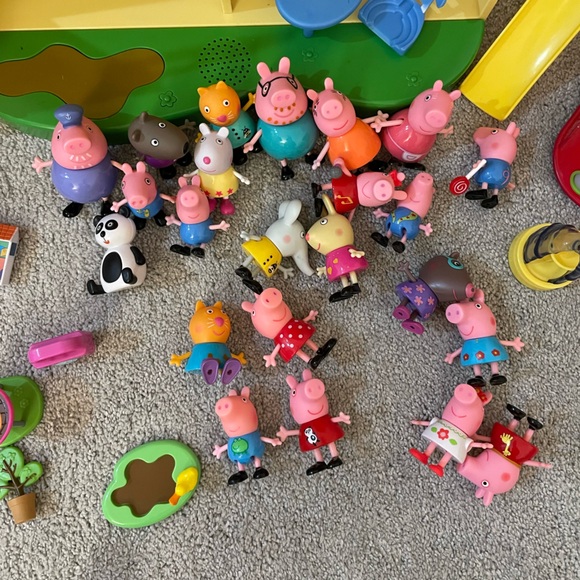 Peppa pig dollhouse and lots of accessories - Picture 3 of 3